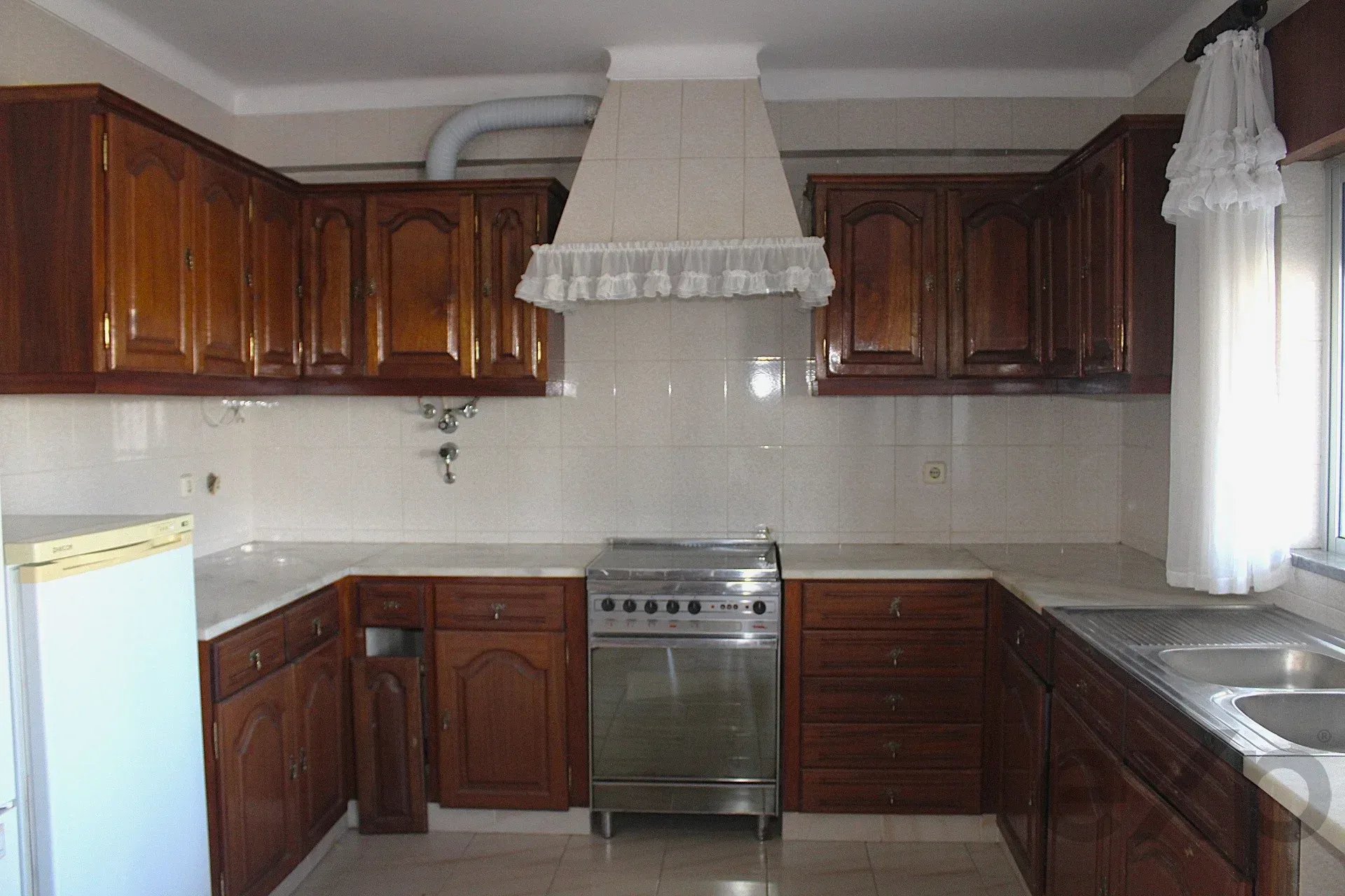 Two-Family House in Ferragudo - Charm, Space and Potential