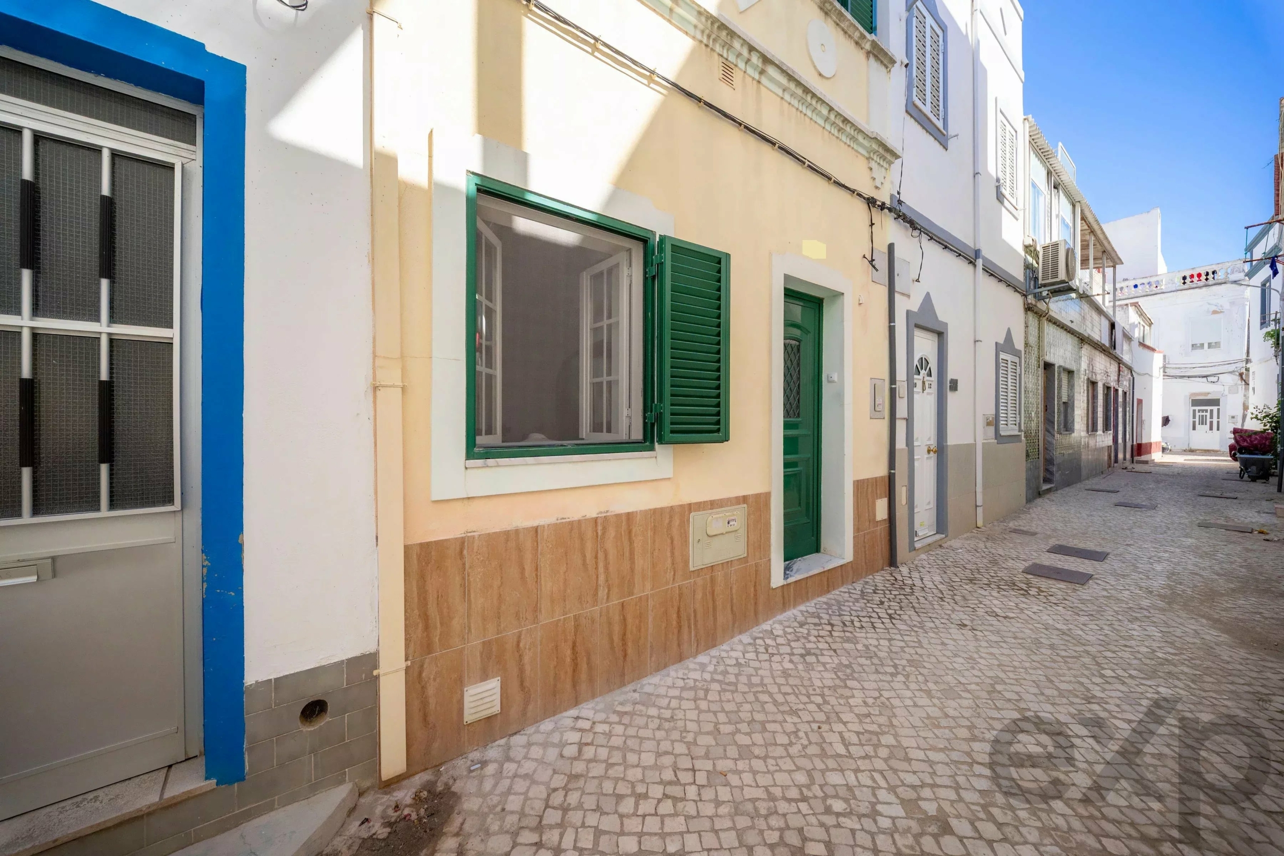A one-bedroom plus one flat with a spacious terrace in the heart of Olhão’s city centre