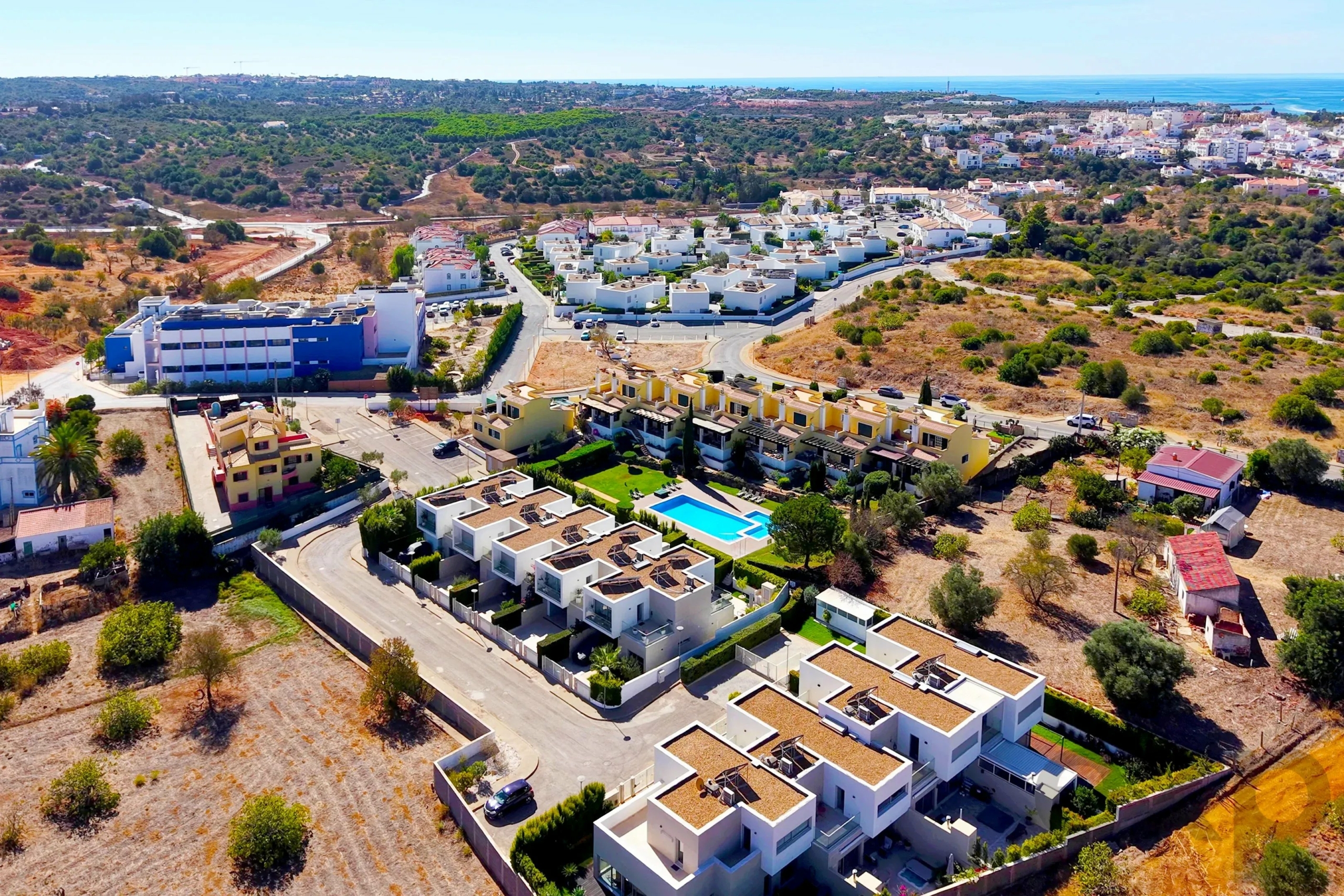 Elegant 3-bedroom semi-detached house with terraces. double garage and swimming pool - 300m from the new golf course and 1 km from the beaches of Ferragudo.