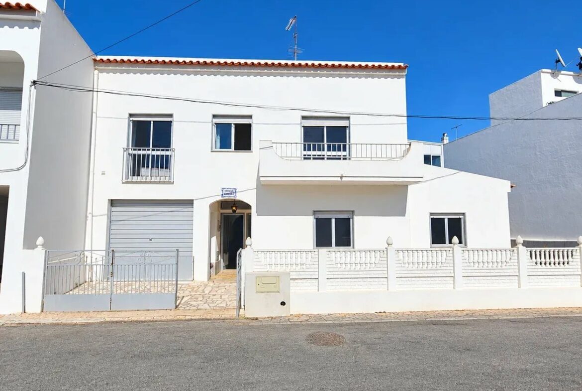 Two-Family House in Ferragudo - Charm, Space and Potential, photo 2