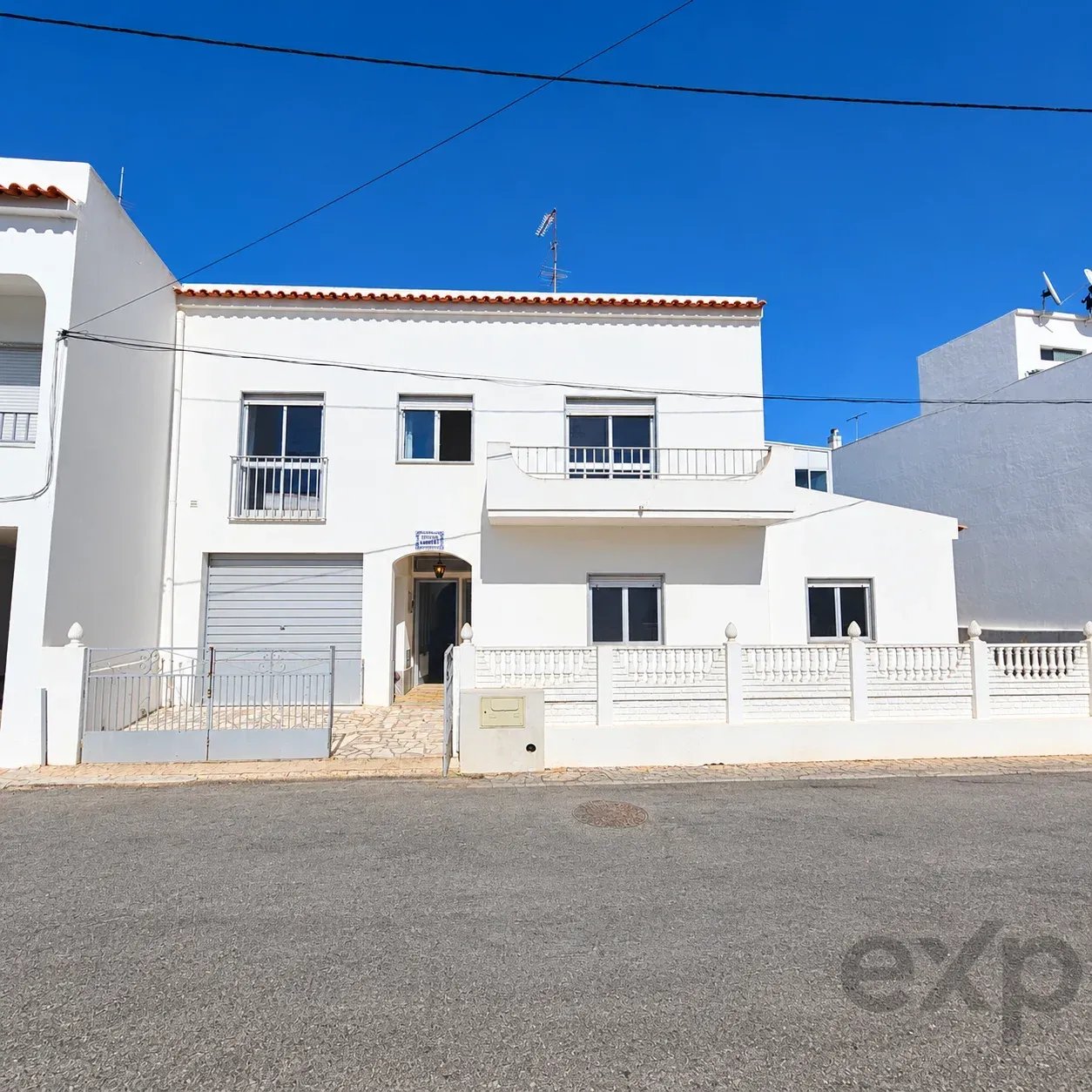 Two-Family House in Ferragudo - Charm, Space and Potential