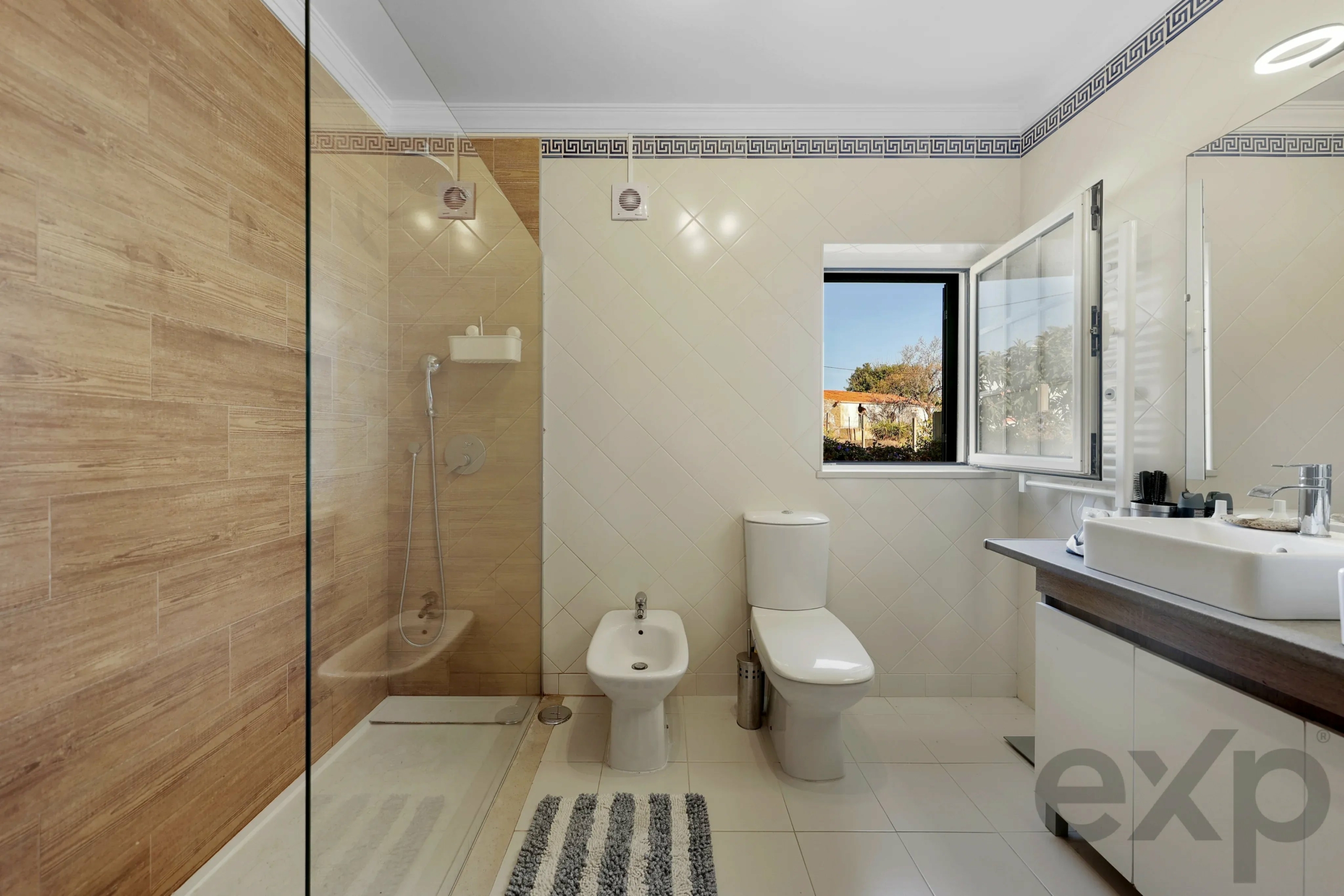 Elegant 3-bedroom semi-detached house with terraces. double garage and swimming pool - 300m from the new golf course and 1 km from the beaches of Ferragudo.