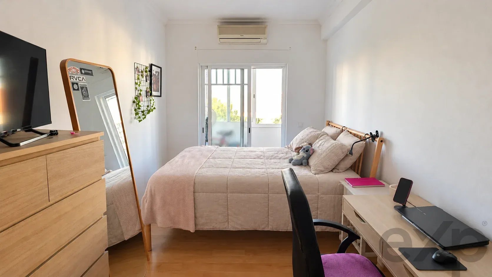 Bright three-bedroom apartment with two bathrooms in a central location
