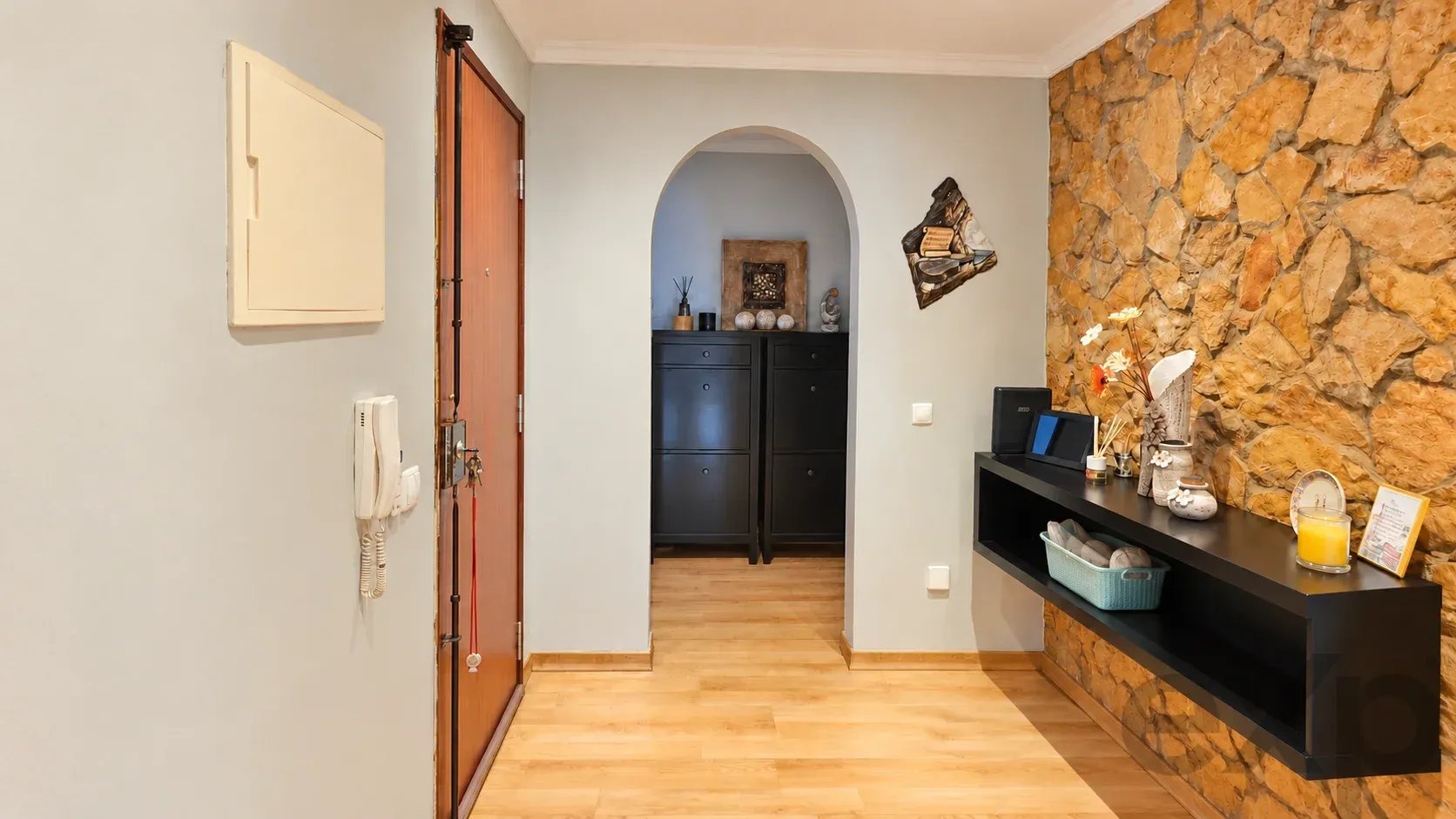 Bright three-bedroom apartment with two bathrooms in a central location