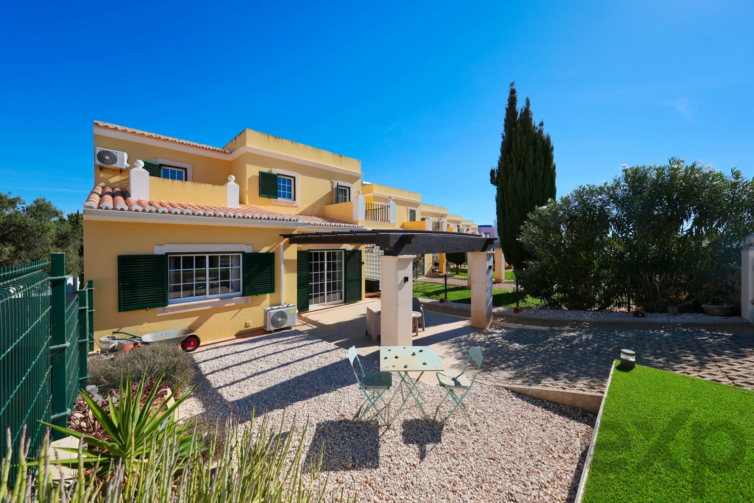 Elegant 3-bedroom semi-detached house with terraces. double garage and swimming pool - 300m from the new golf course and 1 km from the beaches of Ferragudo.