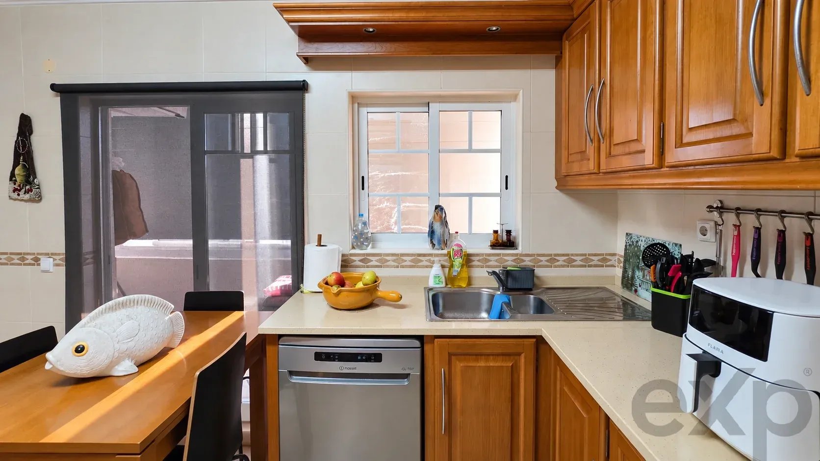 Bright three-bedroom apartment with two bathrooms in a central location