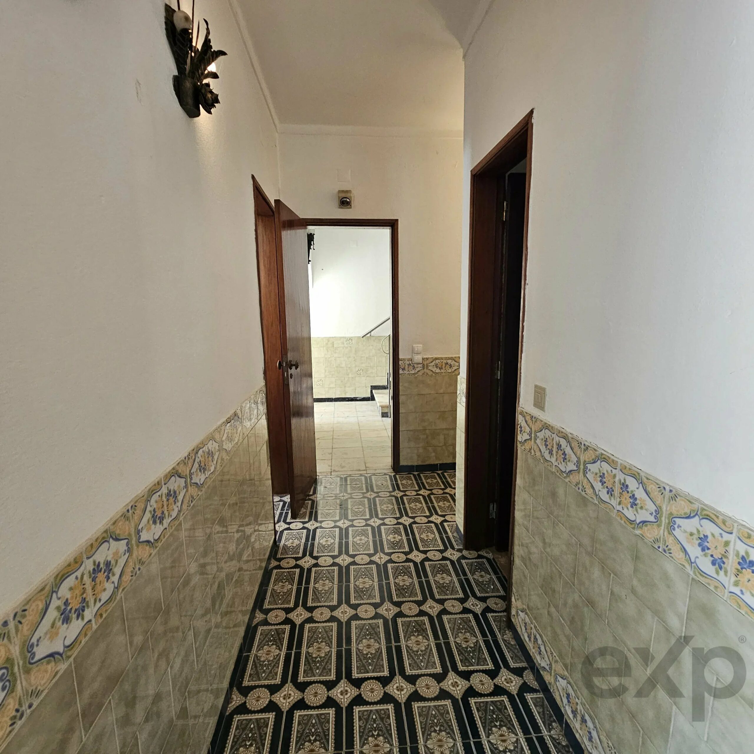 Two-Family House in Ferragudo - Charm, Space and Potential