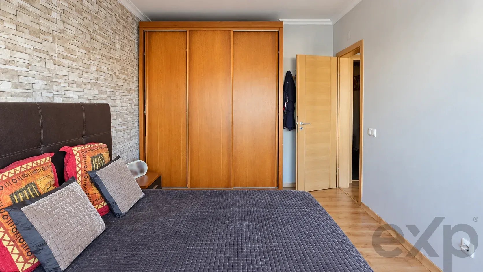 Bright three-bedroom apartment with two bathrooms in a central location
