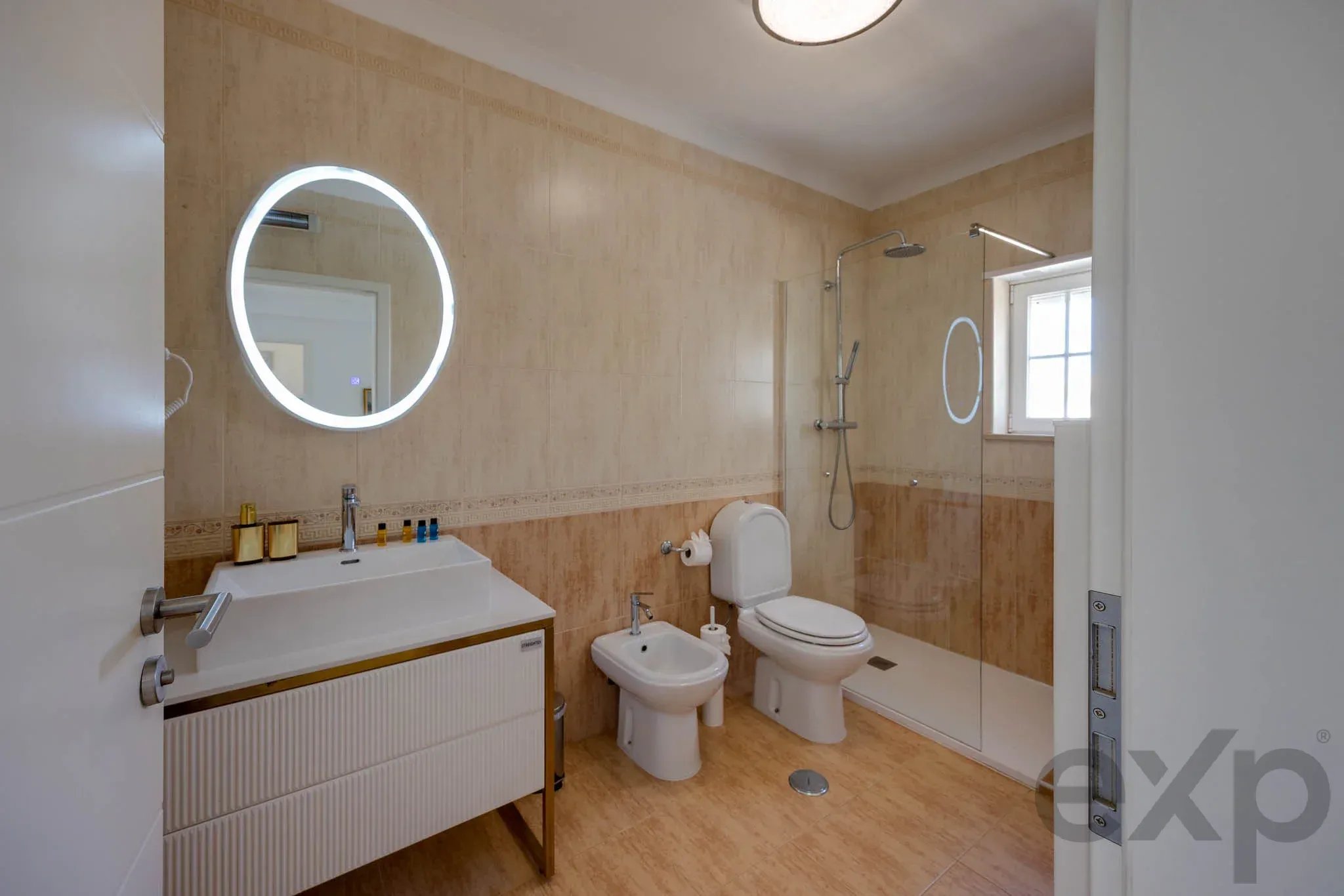 Refurbished T4 Villa, Pool and Guest Flat, Lagos