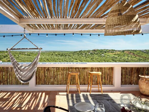 Gerenoveerde dorpswoning met dakterras, dompelbad en studio, nabij Silves