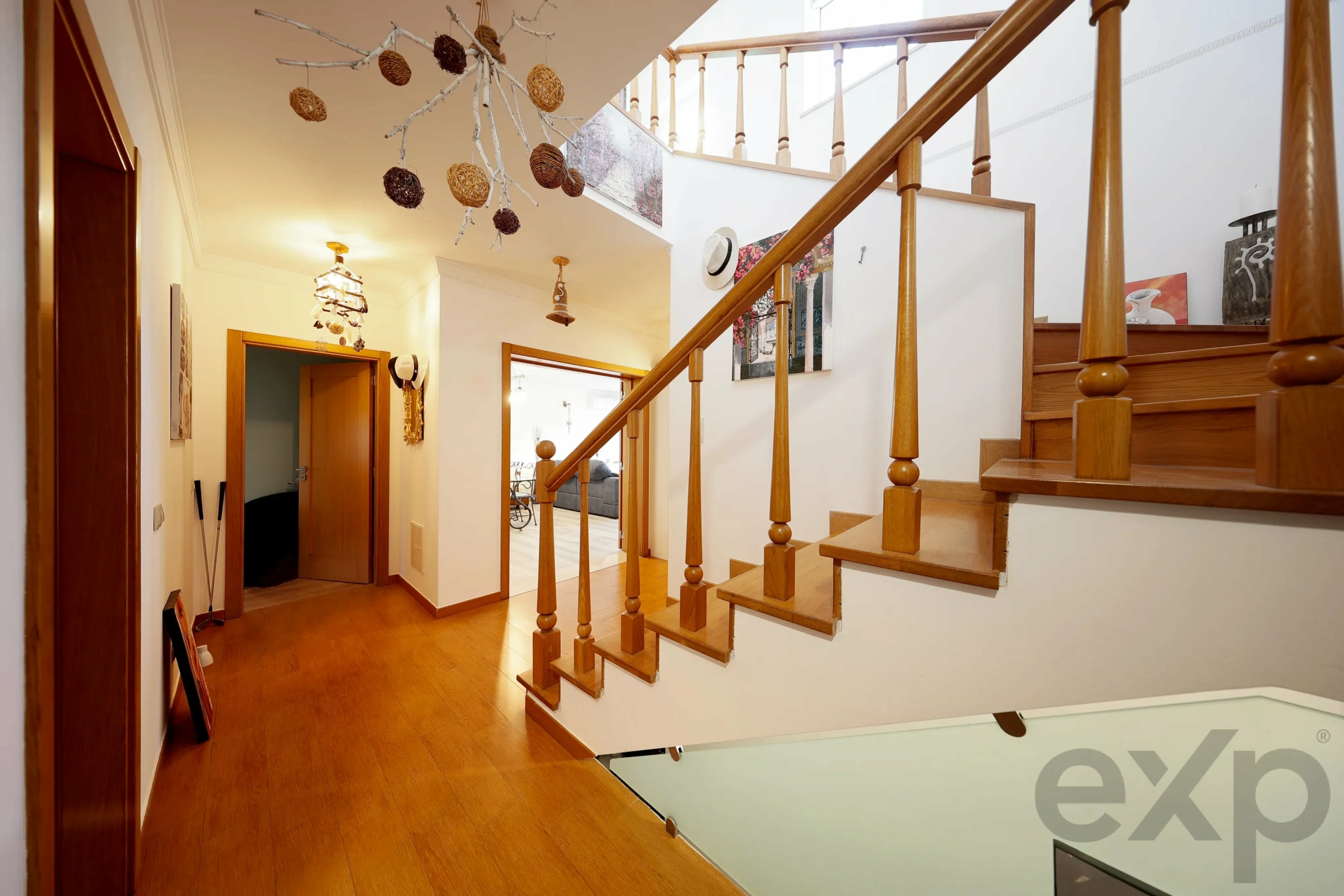 Elegant 3-bedroom semi-detached house with terraces. double garage and swimming pool - 300m from the new golf course and 1 km from the beaches of Ferragudo.