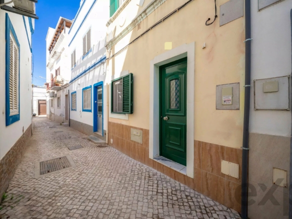 A one-bedroom plus one flat with a spacious terrace in the heart of Olhão’s city centre