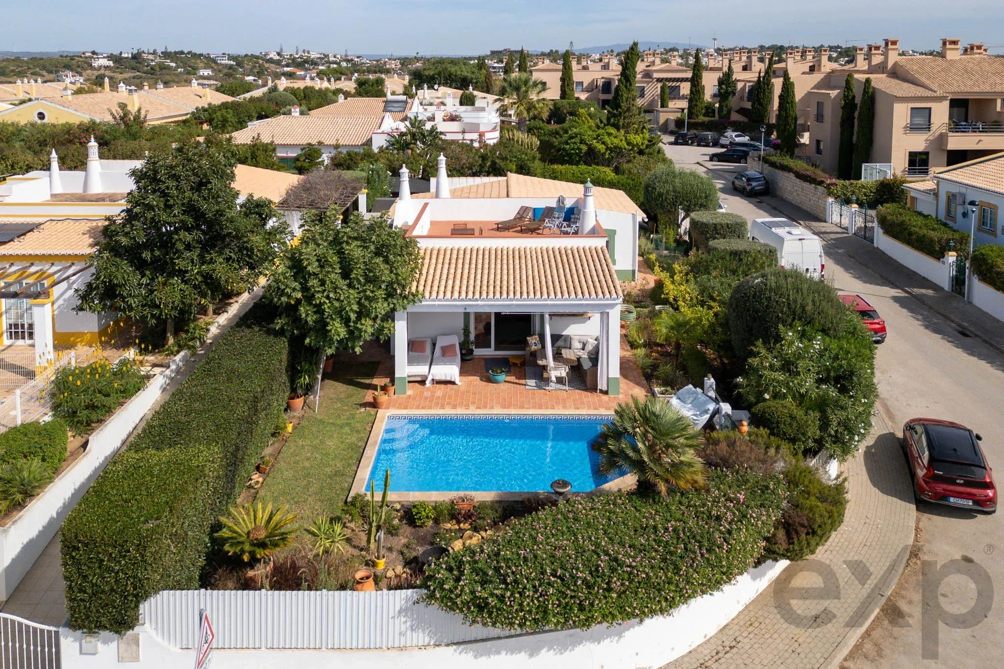 Single-Storey 3 Bed Villa, Pool and Sea-View Roof, Luz