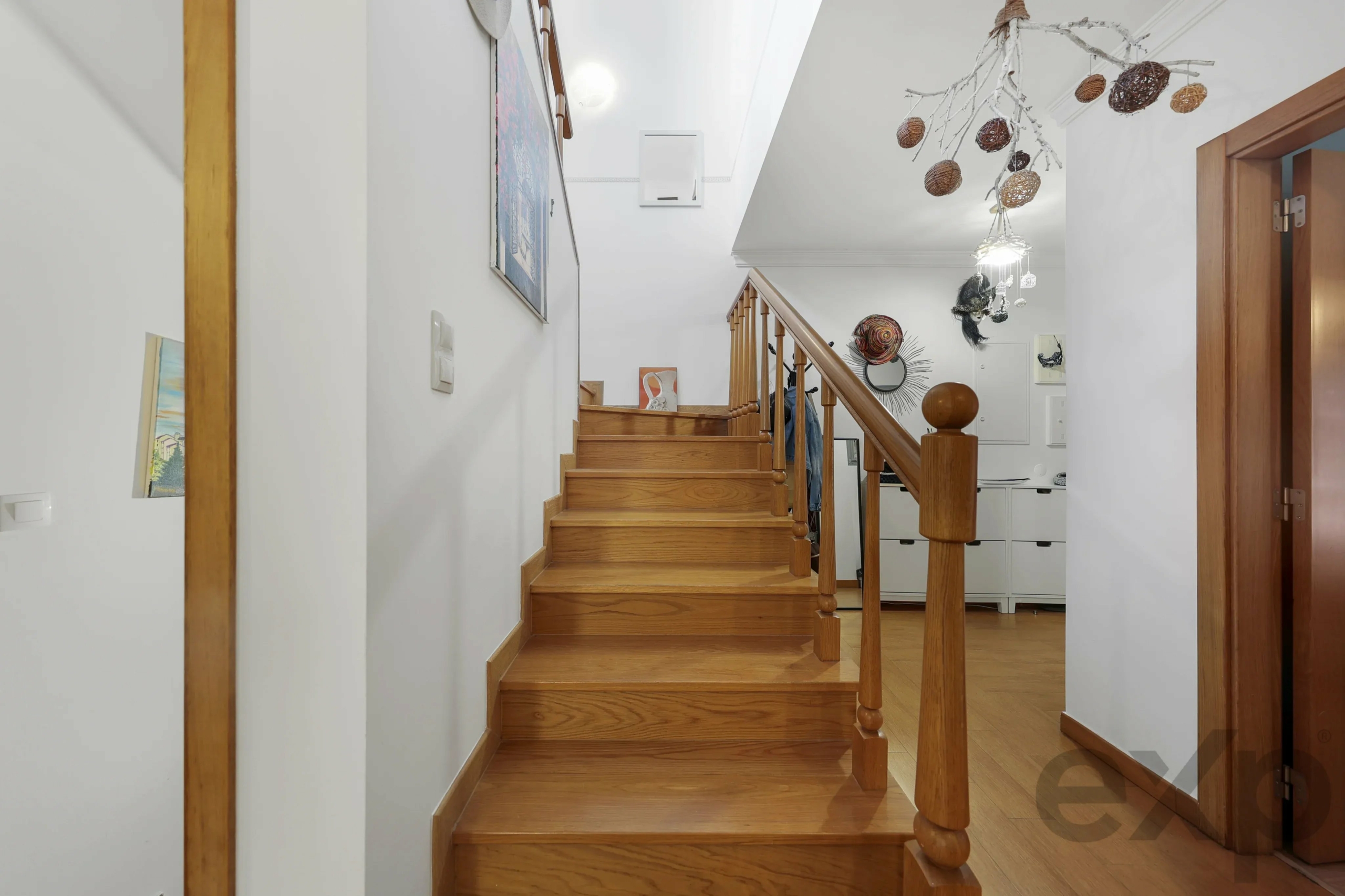 Elegant 3-bedroom semi-detached house with terraces. double garage and swimming pool - 300m from the new golf course and 1 km from the beaches of Ferragudo.