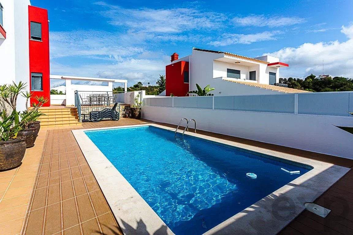 Exceptional Detached House with Swimming Pool, Panoramic Views and Privacy, 3 Minutes from Loulé