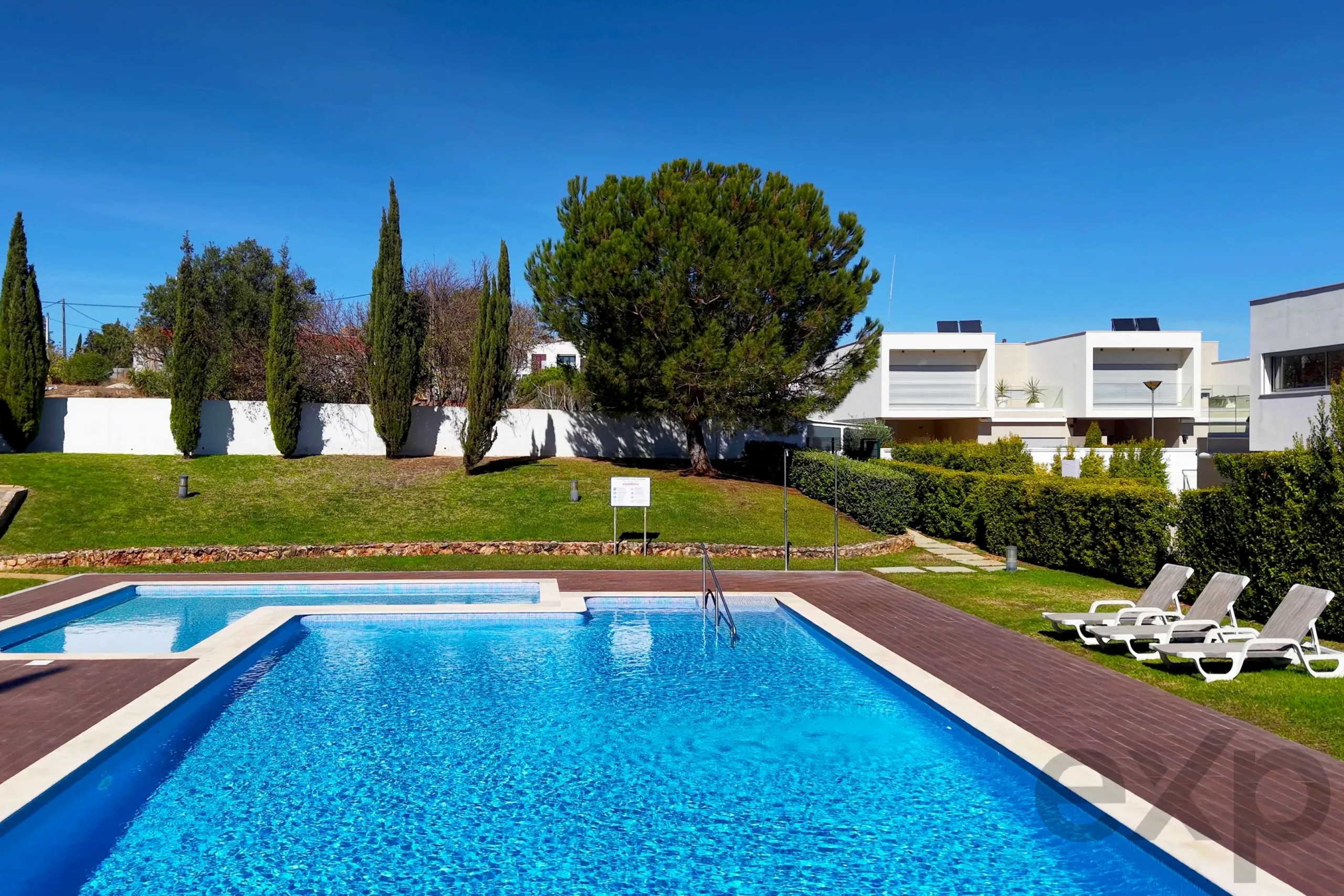 Elegant 3-bedroom semi-detached house with terraces. double garage and swimming pool - 300m from the new golf course and 1 km from the beaches of Ferragudo.