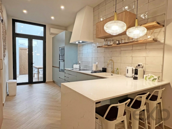 Investment Opportunity: Property with an Annual Income of €22,000 in Fuseta