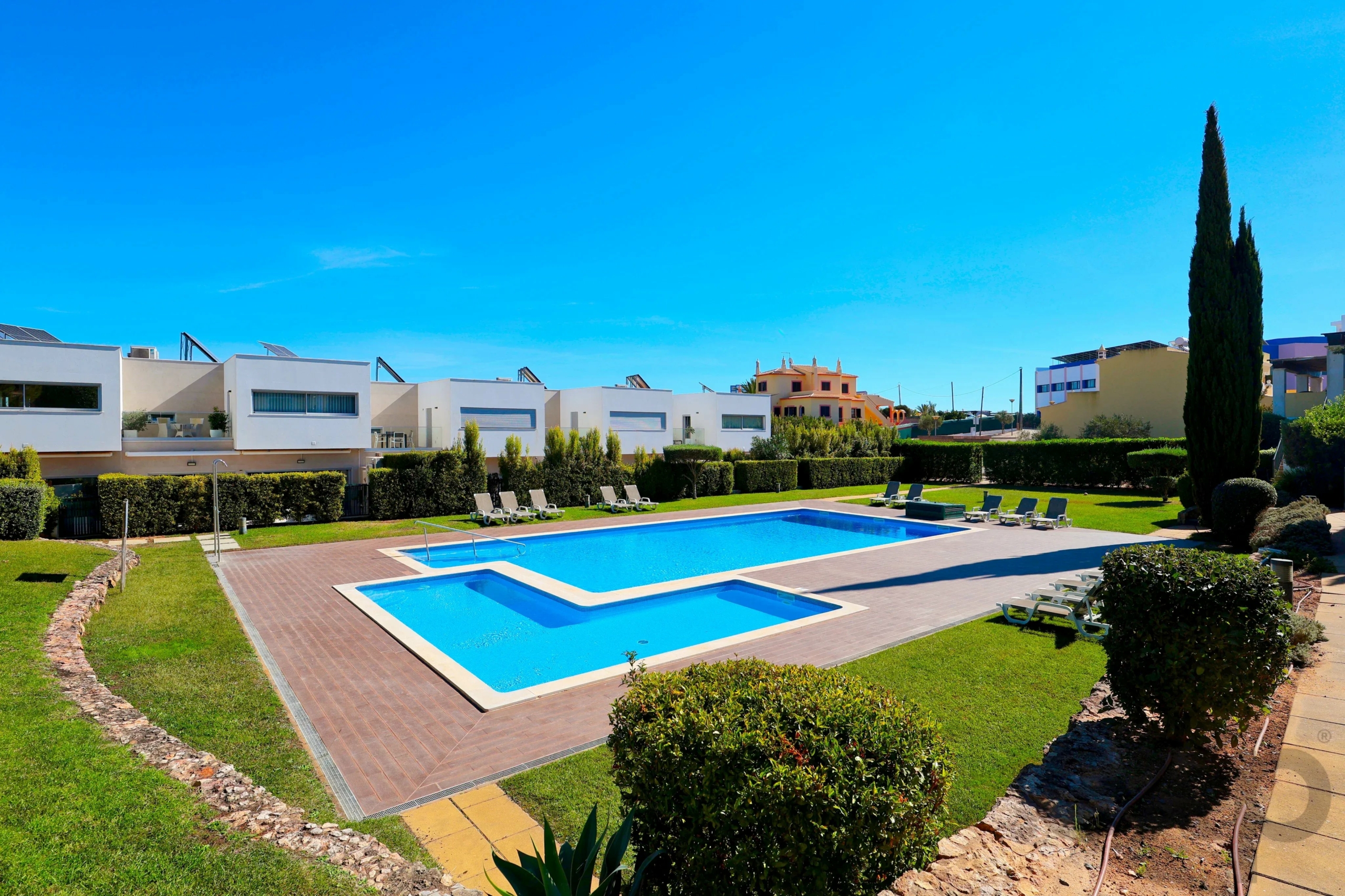 Elegant 3-bedroom semi-detached house with terraces. double garage and swimming pool - 300m from the new golf course and 1 km from the beaches of Ferragudo.