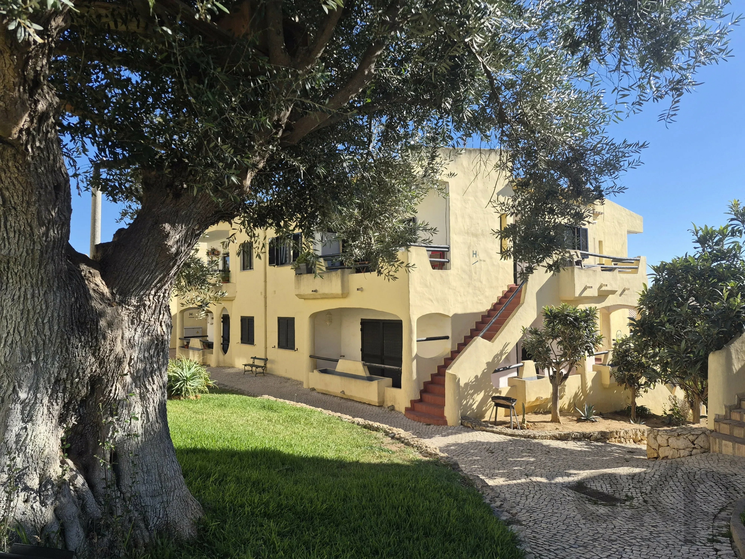 Fully renovated and furnished one-bedroom apartment in Alvor