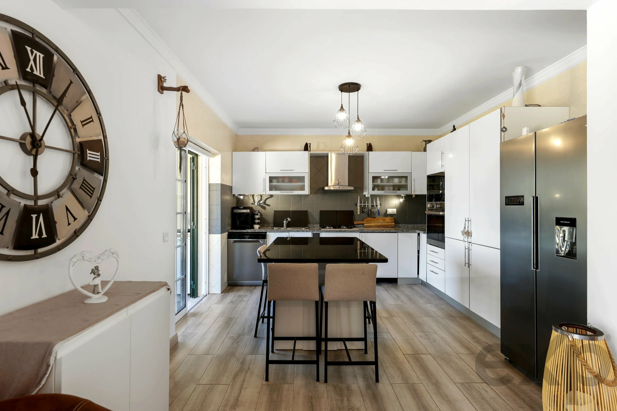 Elegant 3-bedroom semi-detached house with terraces. double garage and swimming pool - 300m from the new golf course and 1 km from the beaches of Ferragudo.