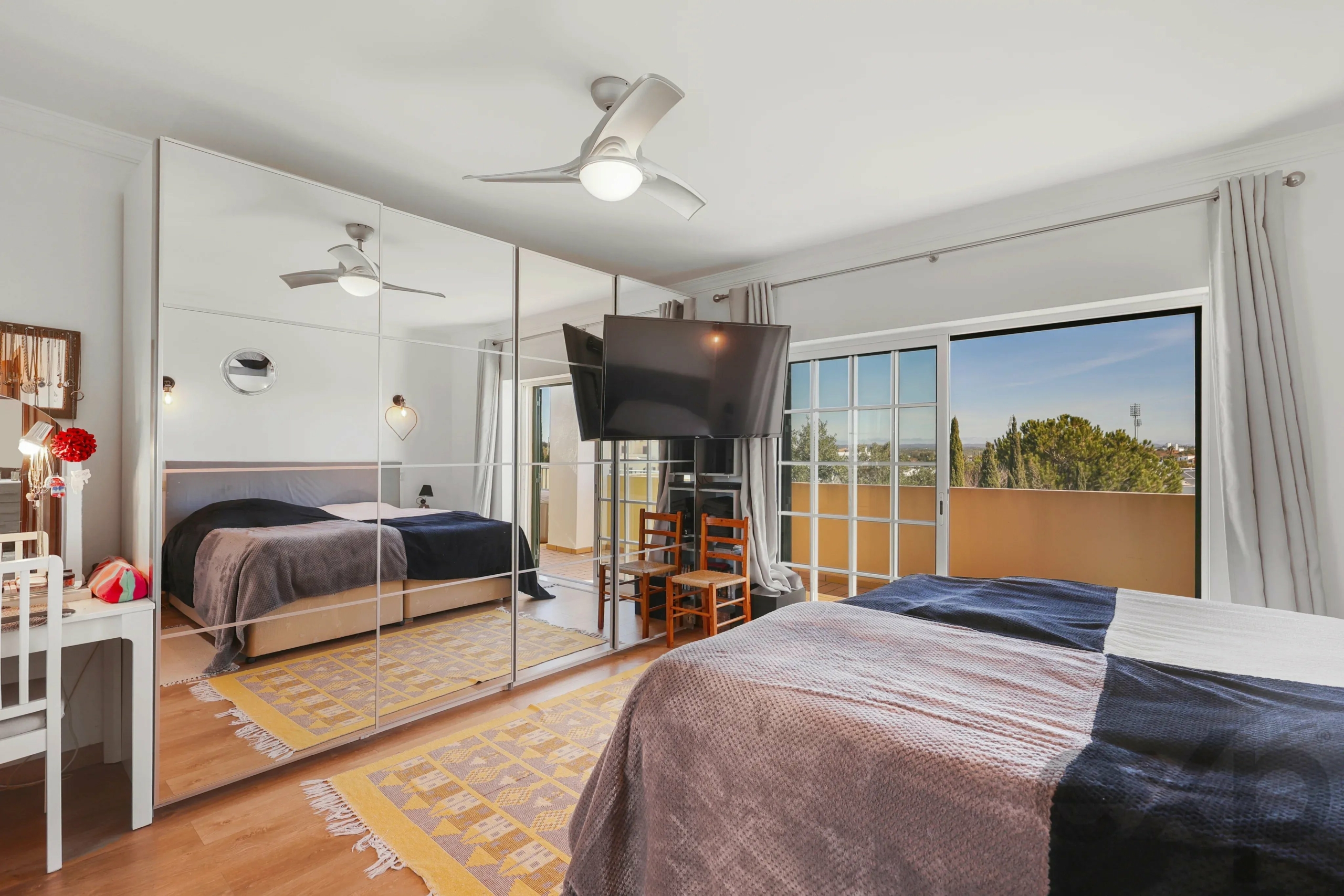 Elegant 3-bedroom semi-detached house with terraces. double garage and swimming pool - 300m from the new golf course and 1 km from the beaches of Ferragudo.