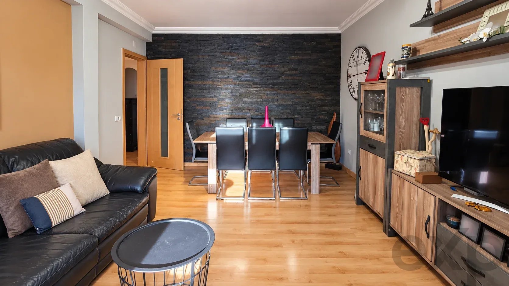 Bright three-bedroom apartment with two bathrooms in a central location