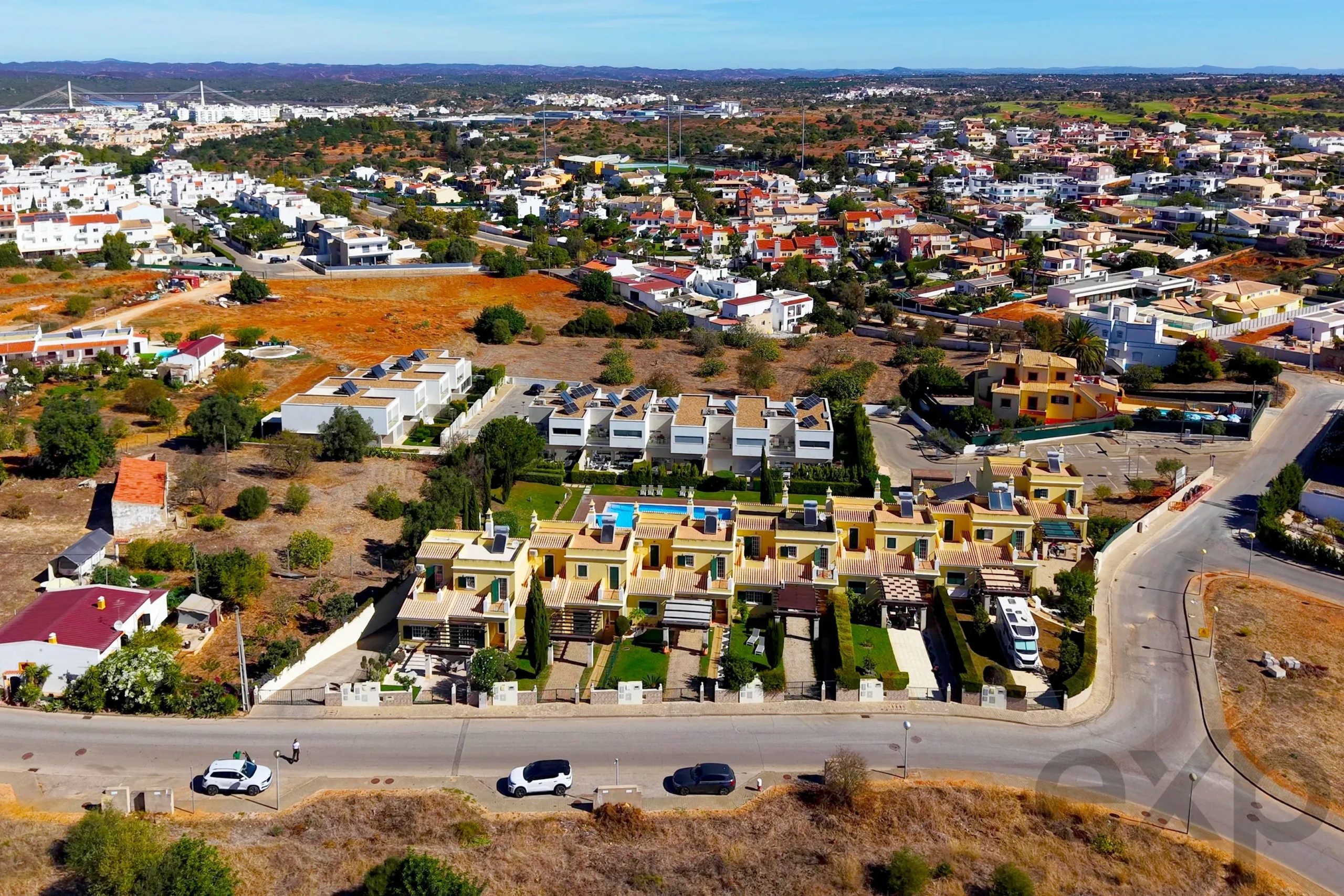 Elegant 3-bedroom semi-detached house with terraces. double garage and swimming pool - 300m from the new golf course and 1 km from the beaches of Ferragudo.