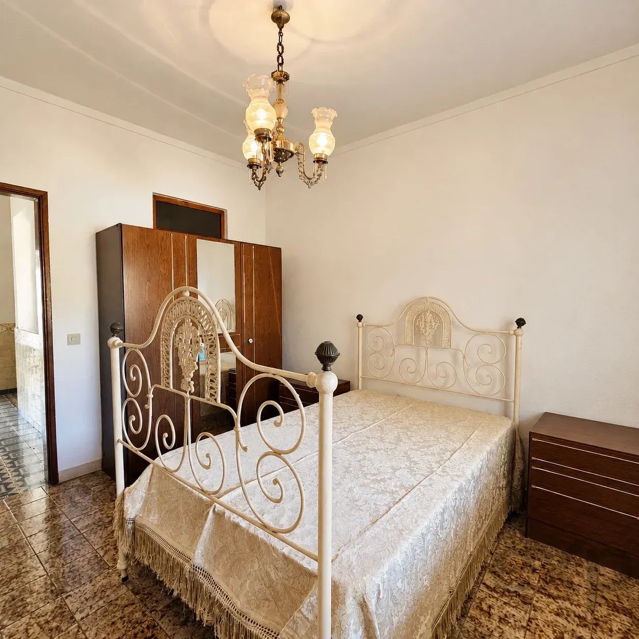 Two-Family House in Ferragudo - Charm, Space and Potential