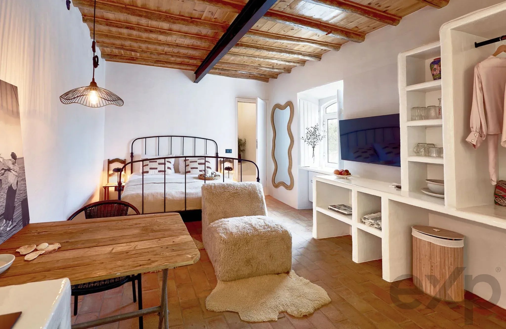 Renovated Village Townhouse with Rooftop Plunge Pool and Studio, near Silves