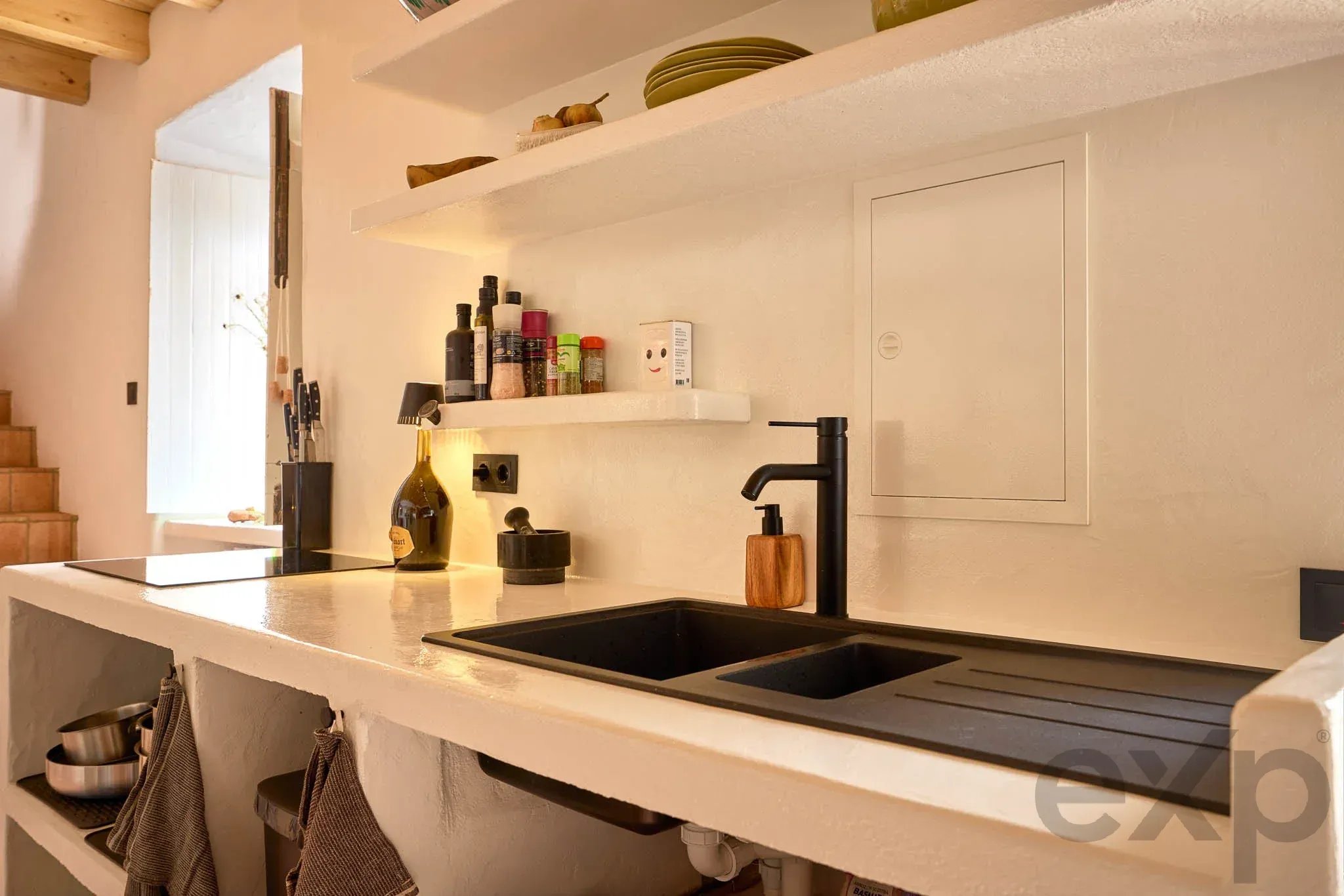 Renovated Village Townhouse with Rooftop Plunge Pool and Studio, near Silves