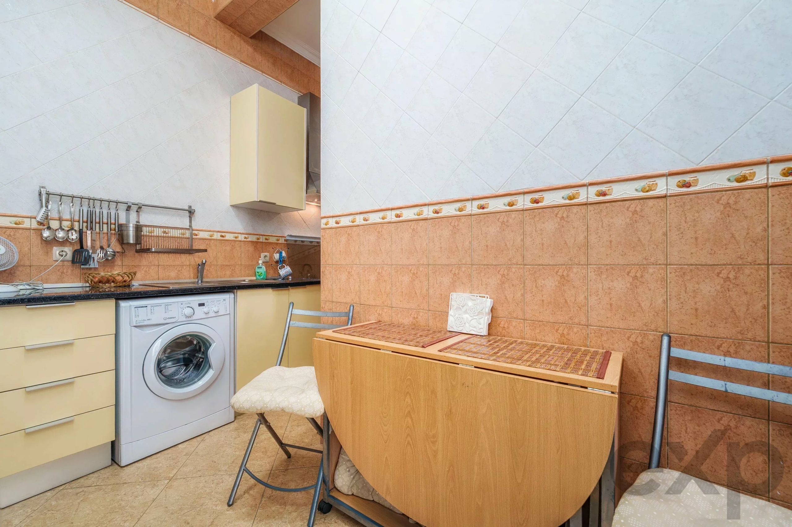A one-bedroom plus one flat with a spacious terrace in the heart of Olhão’s city centre