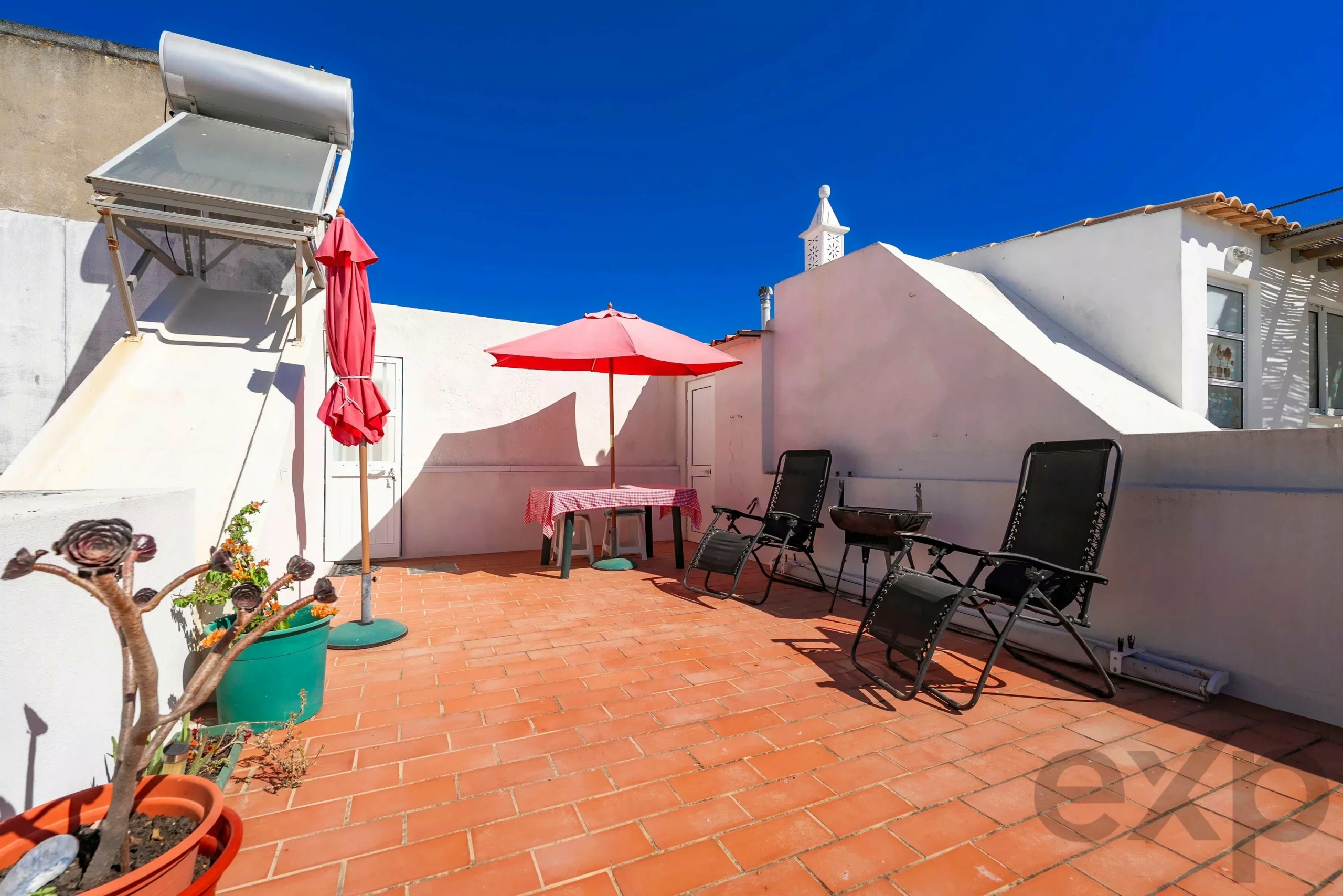 A one-bedroom plus one flat with a spacious terrace in the heart of Olhão’s city centre