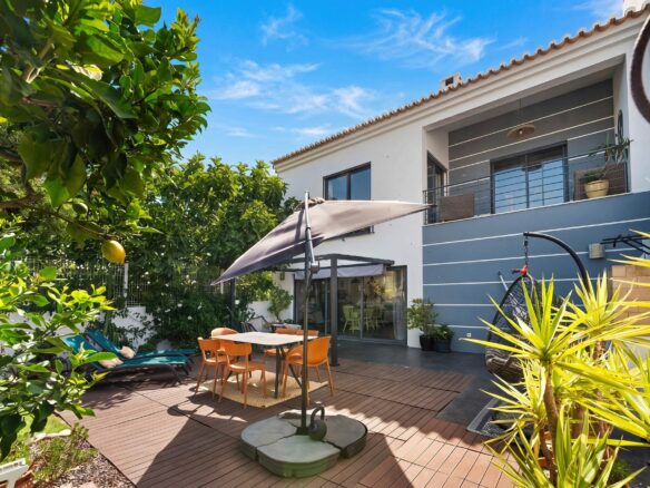 Garden, deck and rear of a 4-bedroom house in Sargaçal, Lagos, sold under a direito de superfície